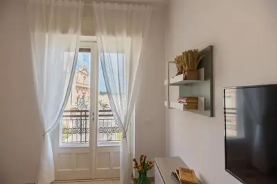 TV o dispositivi per l'intrattenimento presso CENTRAL HOUSE palazzo Brafa appartamento con una camera da letto