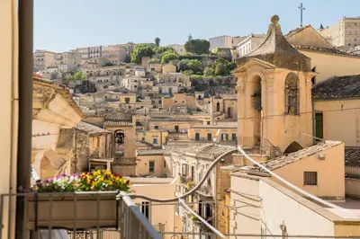 Vista generica su Modica o vista sulla città dall'interno dell'appartamento