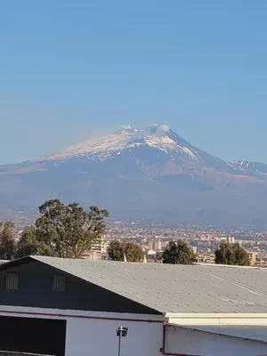 Vista generica sulle montagne o vista sulle montagne dall'interno dell'appartamento
