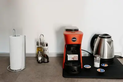 Set per la preparazione di tè e caffè presso HOUSE AIRPORT Catania 3