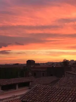 Alba o tramonto visti dall'interno dell'affittacamere o dai dintorni