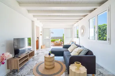 TV o dispositivi per l'intrattenimento presso Villa fronte mare a Fontane Bianche con accesso diretto al mare