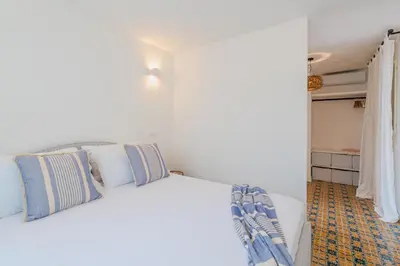 Letto o letti in una camera di Villa fronte mare a Fontane Bianche con accesso diretto al mare
