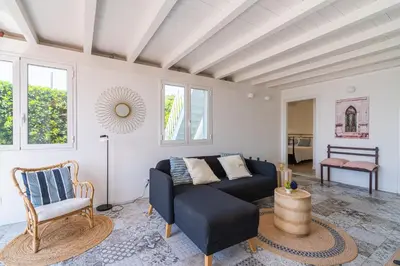 Area soggiorno di Villa fronte mare a Fontane Bianche con accesso diretto al mare