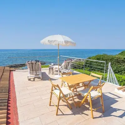 Villa fronte mare a Fontane Bianche con accesso diretto al mare