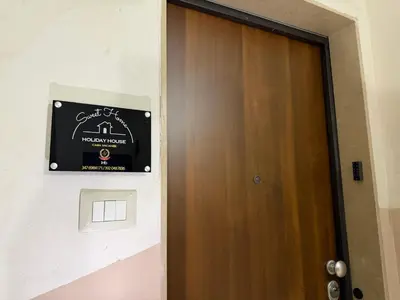 Certificato, attestato, insegna o altro documento esposto da Sweet Home Holiday House