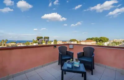 Vista generica sul mare o vista sul mare dall'interno dell'appartamento
