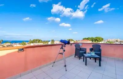 Vista generica sul mare o vista sul mare dall'interno dell'appartamento