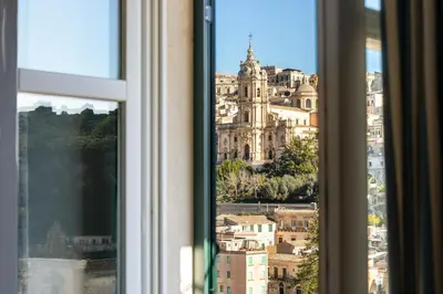 Vista generica su Modica o vista sulla città dall'interno dell'appartamento