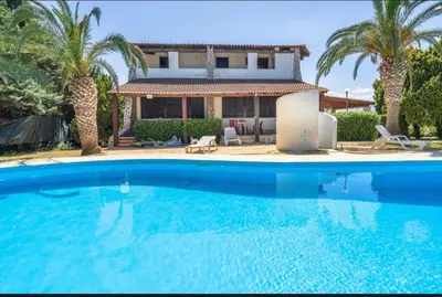 Piscina di B&S Beach villa con piscina o nelle vicinanze