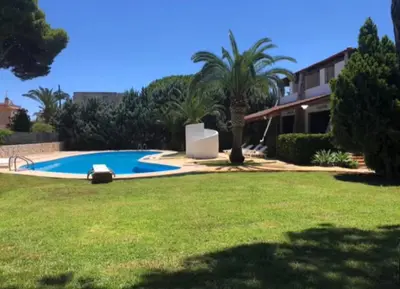 Piscina di B&S Beach villa con piscina o nelle vicinanze