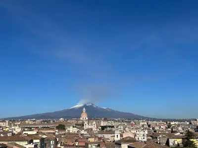 Vista generica sulle montagne o vista sulle montagne dall'interno dell'appartamento