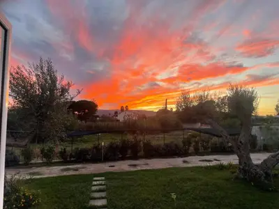 Alba o tramonto visti dall'interno dello chalet o dai dintorni