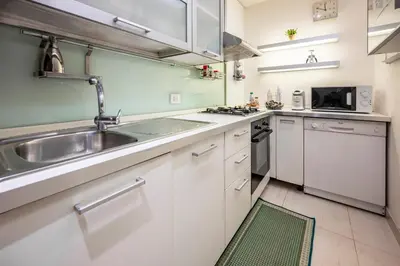 Cucina o angolo cottura di Appartamento in villa-giardino-50 m dal mare