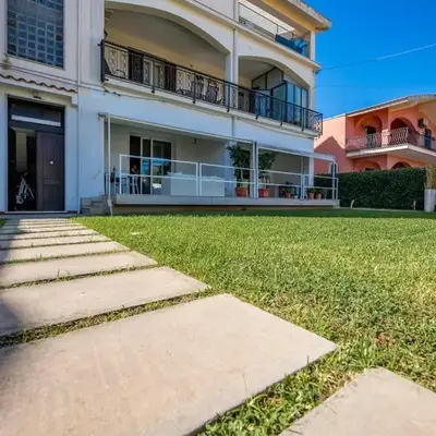 Appartamento in villa-giardino-50 m dal mare