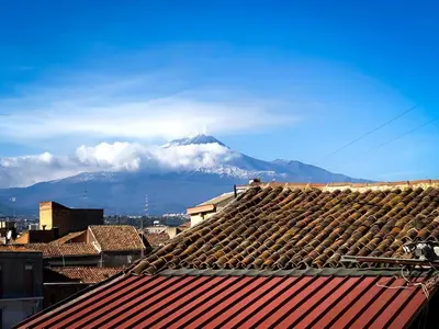 Vista generica sulle montagne o vista sulle montagne dall'interno dell'appartamento