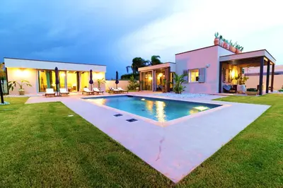 Piscina di Villa Olive Champagne con piscina privata o nelle vicinanze