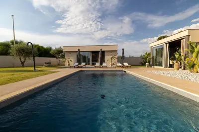 Piscina di Villa Olive Champagne con piscina privata o nelle vicinanze