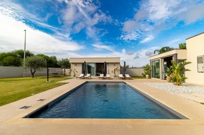 Piscina di Villa Olive Champagne con piscina privata o nelle vicinanze