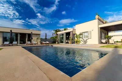 Piscina di Villa Olive Champagne con piscina privata o nelle vicinanze