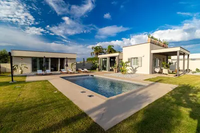 Piscina di Villa Olive Champagne con piscina privata o nelle vicinanze