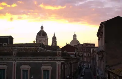Vista generica su Catania o vista sulla città dall'interno dell'appartamento