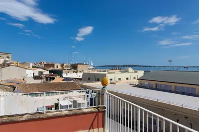 Vista generica sul mare o vista sul mare dall'interno dell'appartamento