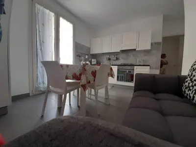 Cucina o angolo cottura di Two-story house in the city -climatized - wifi