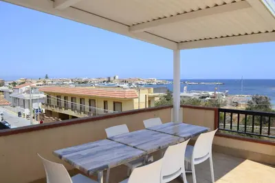Vista generica sul mare o vista sul mare dall'interno dell'appartamento