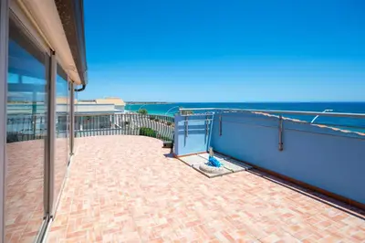 Vista generica sul mare o vista sul mare dall'interno dell'appartamento