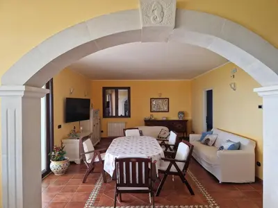 TV o dispositivi per l'intrattenimento presso Villa Maestrale vacation home with sea view and Etna