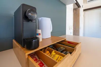 Set per la preparazione di tè e caffè presso La Dimora di San Nicola Ortigia Boutique Apartments - Terrace & Jacuzzi Access