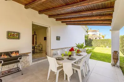 Area soggiorno di Villa Sacramento by Villa Plus