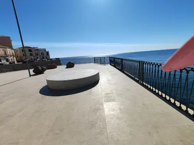 Vista generica sul mare o vista sul mare dall'interno dell'appartamento