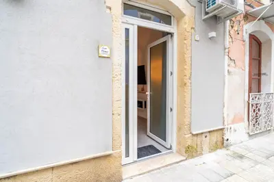 Facciata o entrata di Home Eleinad appartamento elegante a pochi passi da Ortigia