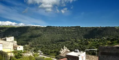 Vista generica sulle montagne o vista sulle montagne dall'interno della casa vacanze