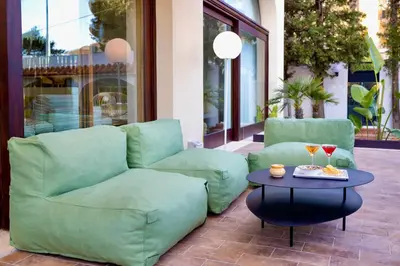 Area soggiorno di Numeroquattro-Light Green, Open Space con vista sul giardino e piscina