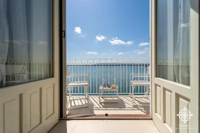 Vista generica sul mare o vista sul mare dall'interno dell'appartamento