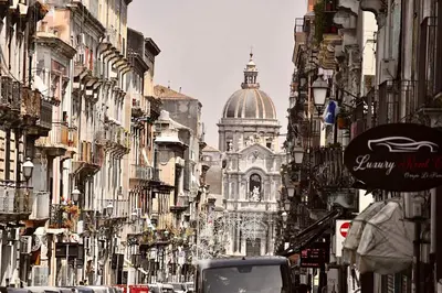 Vista generica su Catania o vista sulla città dall'interno dell'appartamento