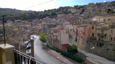 Vista generica sulle montagne o vista sulle montagne dall'interno della casa vacanze