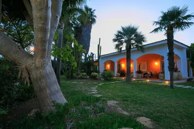 Giardino di Temenos Villa by Ortigiaapartments