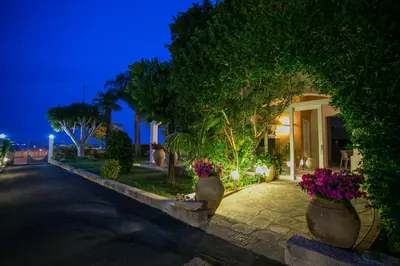 Giardino di Temenos Villa by Ortigiaapartments