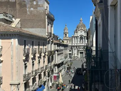 Vista generica su Catania o vista sulla città dall'interno dell'appartamento