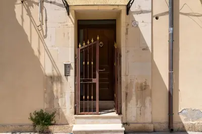 Facciata o entrata di GuestHost - Santa Lucia Lovely Apartment