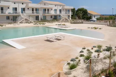 Piscina di GuestHost - Borgo 84 Marzamemi - Isola Bella Apt o nelle vicinanze