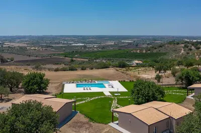 Piscina di ISULATRAVEL- Panoramic Relax Lodges o nelle vicinanze