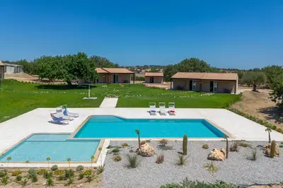Piscina di ISULATRAVEL- Panoramic Relax Lodges o nelle vicinanze