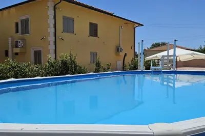 Piscina di Villa con piscina in Santa Maria del Focallo o nelle vicinanze
