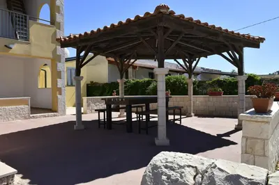 Patio o area all'aperto di Villa con piscina in Santa Maria del Focallo