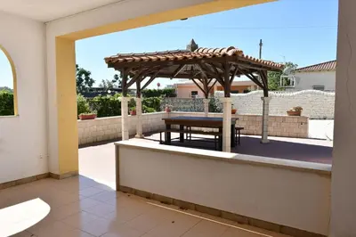 Balcone o terrazza di Villa con piscina in Santa Maria del Focallo